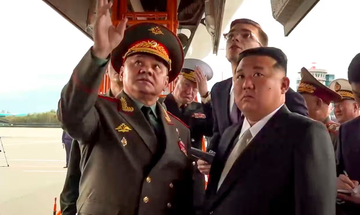 Siergiej Szojgu pokazuje Kim Dzong-unowi rosyjskie samoloty