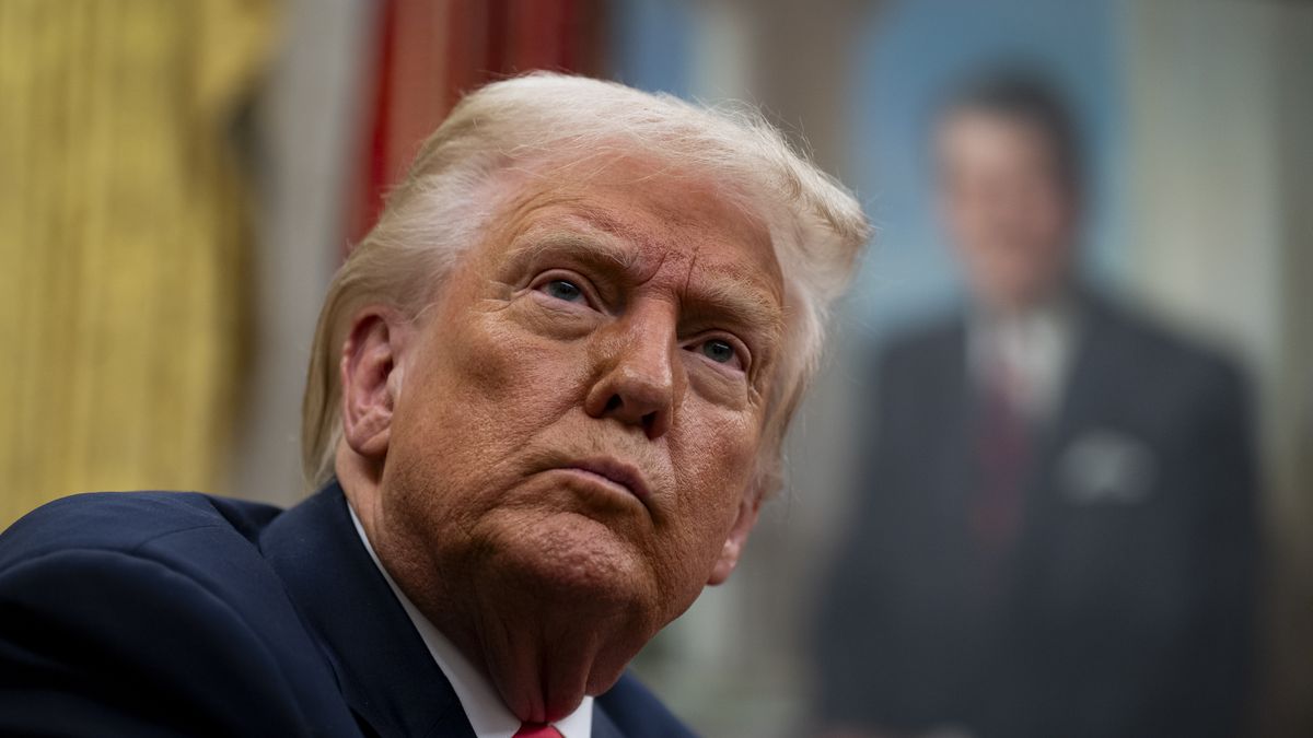 epa11945951 US President Donald Trump in the Oval Office of the White House in Washington, DC, USA, 06 March 2025. Trump signed executive orders to pause tariffs on USMCA trade from Canada and Mexico until 02 April 2025.  EPA/AL DRAGO / POOL 
Dostawca: PAP/EPA.
AL DRAGO / POOL
executive orders, White House