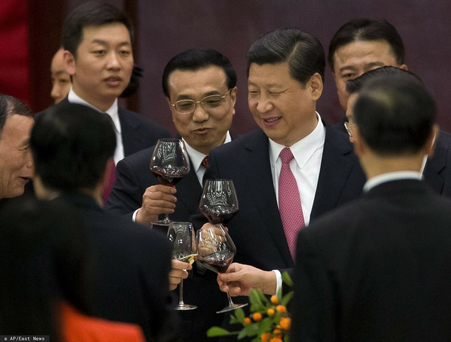 arch9
Chinese President Xi Jinping, center right, and Premier Li Keqiang, center left, toast with high-ranking Chinese officials at a dinner marking the 64th anniversary of the founding of the People's Republic of China at the Great Hall of the People in Beijing Monday, Sept. 30, 2013. The National Day is celebrated on Oct. 1. (AP Photo/Andy Wong), APTOPIX
AP