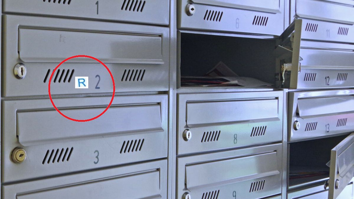 Co oznacza naklejka z literą "R" na skrzynce pocztowej?