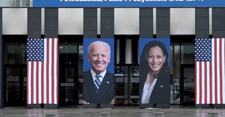 Baner z Bidenem na budynku urzędu w Poznaniu. Koszt? 10 tys. zł