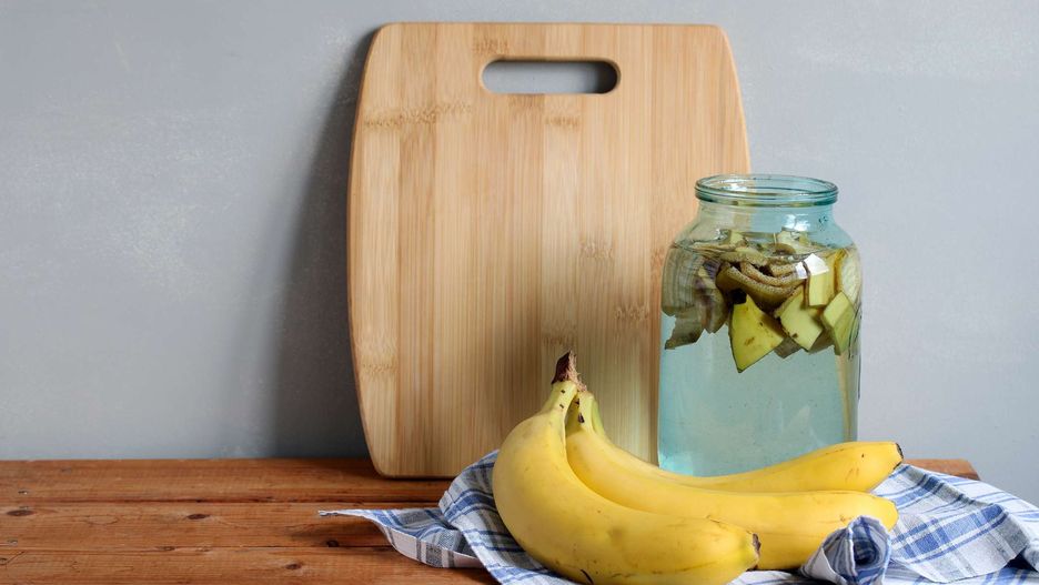 Ekstrakt z bananowych skórek przygotowany w słoiku – naturalna odżywka dla roślin domowych i ogrodowych