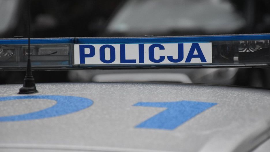 Dwaj funkcjonariusze z Posterunku Policji w Harasiukach – asp. Grzegorz Wróbel i mł. asp. Mateusz Zaręba – wracając po służbie, zauważyli na poboczu drogi mężczyznę idącego boso, ubranego nieadekwatnie do panującej zimowej pogody.