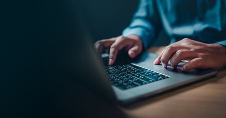 Serwis laptopa – ile kosztuje naprawa i kiedy lepiej kupić nowy sprzęt?