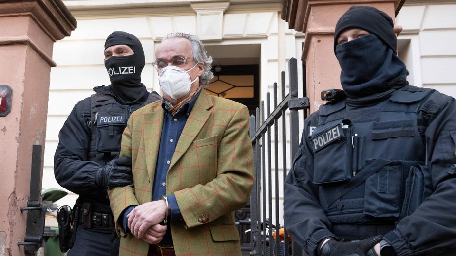 Raid against Reichsb�rger scene - Frankfurt07 December 2022, Hessen, Frankfurt/Main: During a raid against so-called "Reich citizens", masked police officers lead Prince Reuss (M) to a police vehicle after searching a house of Heinrich XIII. He wears handcuffs. The Federal Prosecutor's Office had several people from the so-called Reichsb�rger scene arrested in the course of a raid on Wednesday morning. Numerous officers were deployed in several federal states, said a spokeswoman for the Karlsruhe authority . Photo: Boris Roessler/dpa 
Dostawca: PAP/DPABoris RoesslerExtremism, ---, zamach satnu, Heinrich XIII