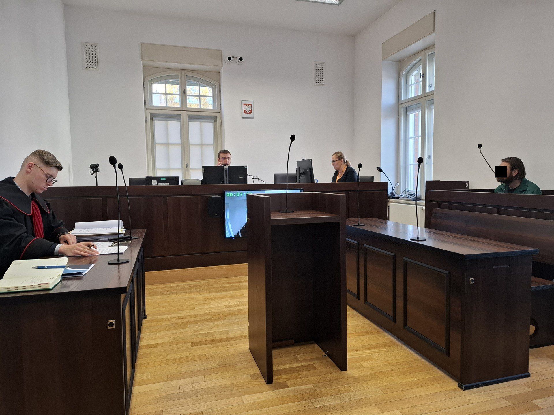 Sąd, przed którym H. odpowiada bez adwokata i tłumacza, oceni tłumaczenia na temat problemów osobistych i tego, że chciał wyłączyć światło, by ludzie nie siedzieli w telefonach.