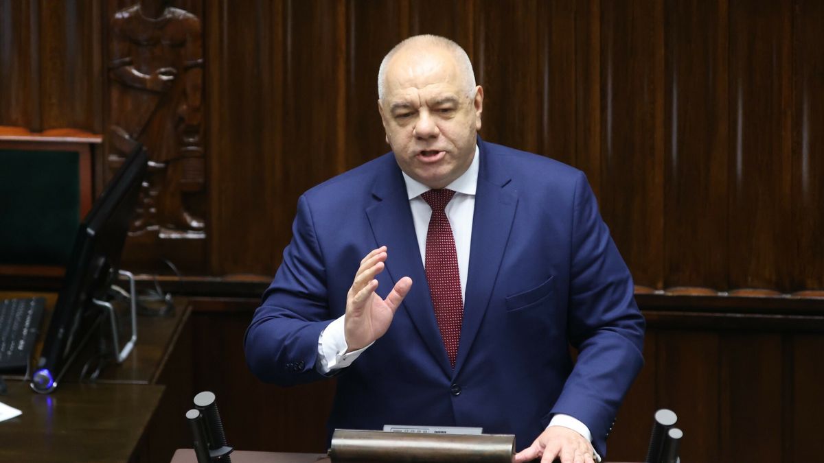 Jacek Sasin zapowiada, że podatek od nadmiarowych zysków nie uderzy w firmy
Fot. Andrzej Iwanczuk/REPORTER