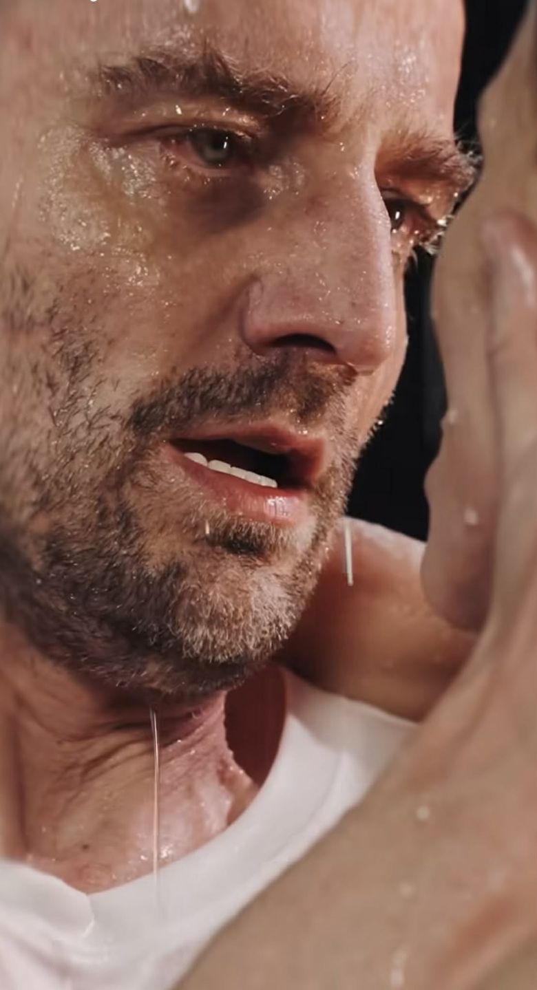 Agnieszka Kaczorowska i Marcin Rogacewicz całują się w strugach 