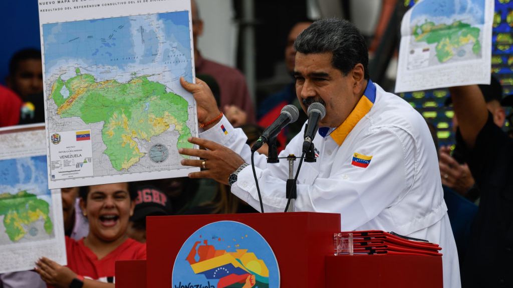 Prezydent Wenezueli Nicolás Maduro prezentuje mapę, na której widać Gujanę oraz Essequibo 