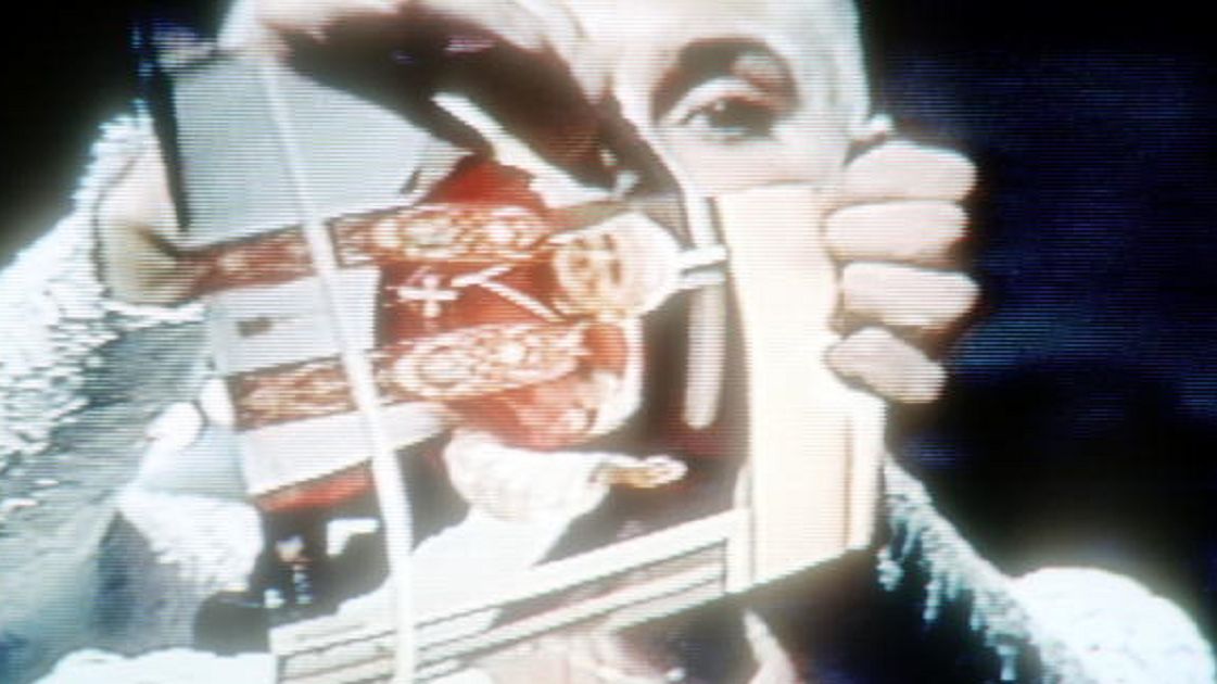 Sinead O'Connor podarła zdjęcie Jana Pawła II w akcie buntu przeciwko pedofilii w kościele.