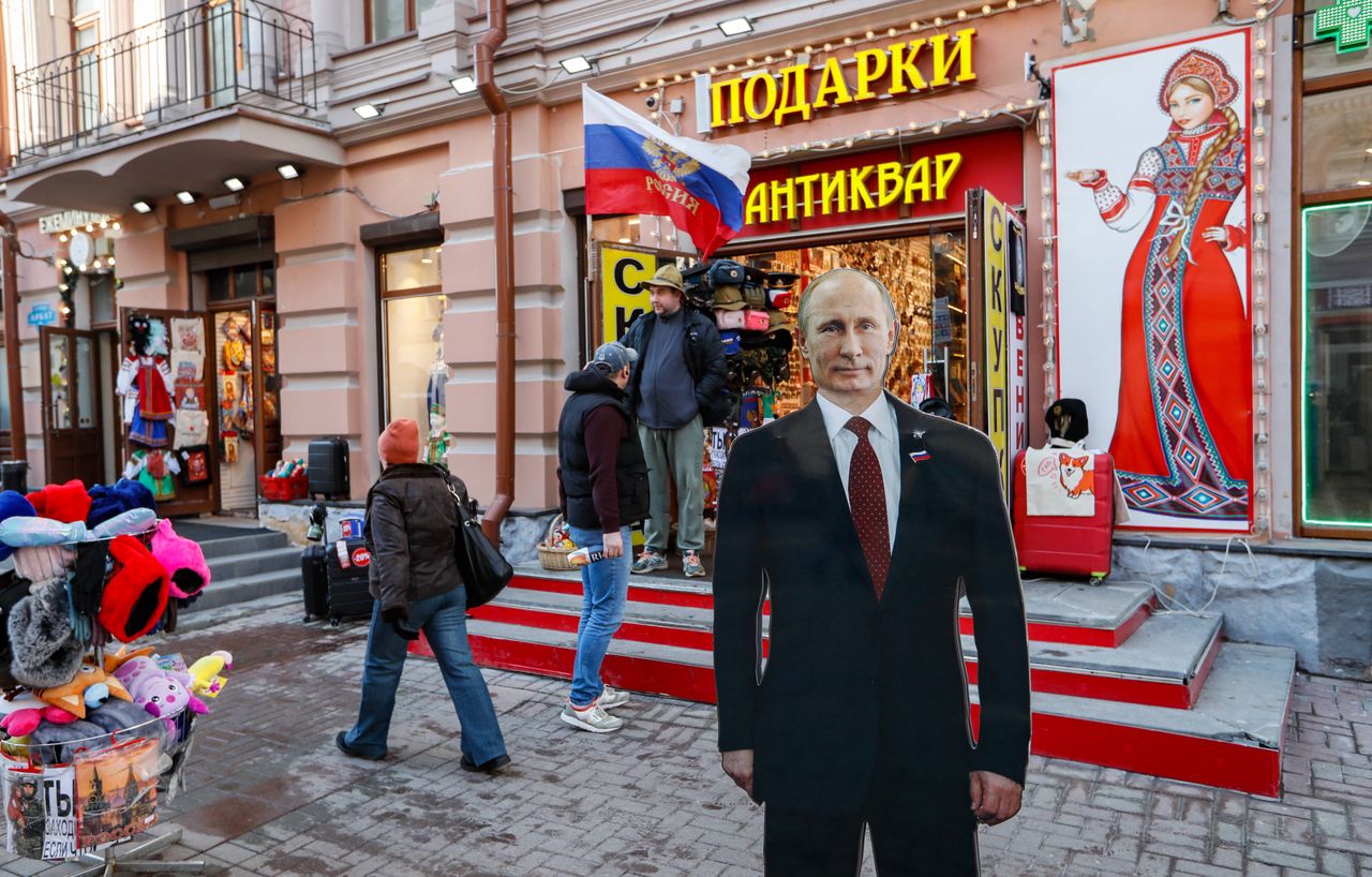 Kremlin entices voters with prizes from iPhones to cars ahead of elections
