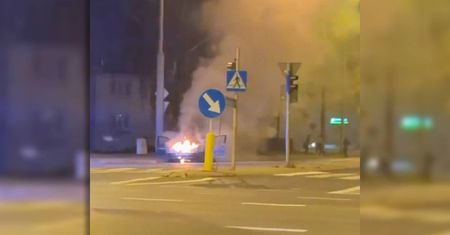 Dym, a potem ogień spod maski. Nocny pożar volkswagena na ul. Wojciechowskiej | NAGRANIE