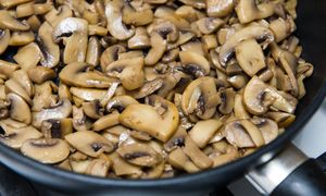 Kiedy należy solić pieczarki? Chwila nieuwagi i stracą cały smak
