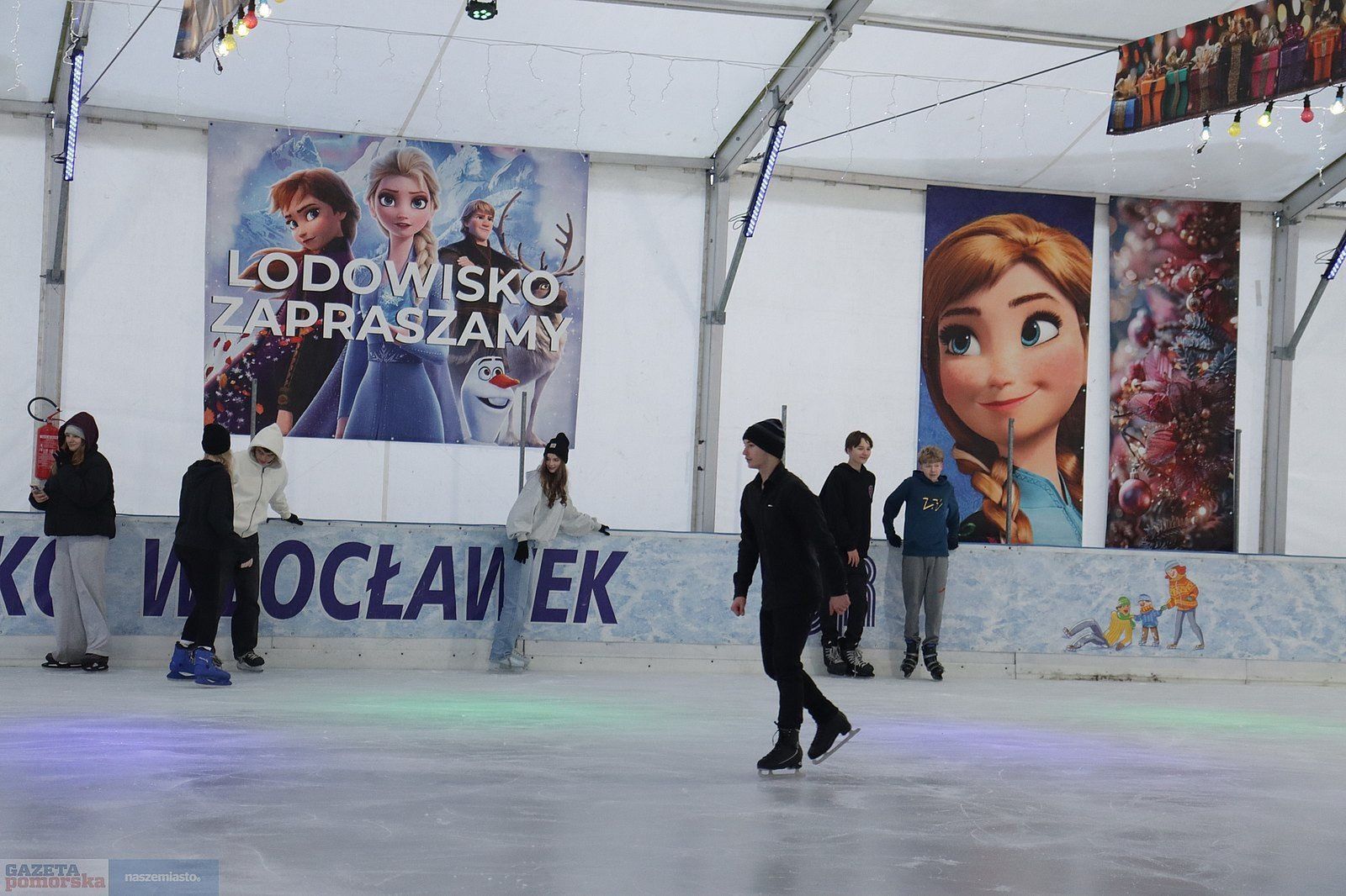 Tak było na inauguracji sezonu 2025/2026 na lodowisku we Włocławku przy ulicy Wysokiej, 28 listopada 2025 roku.