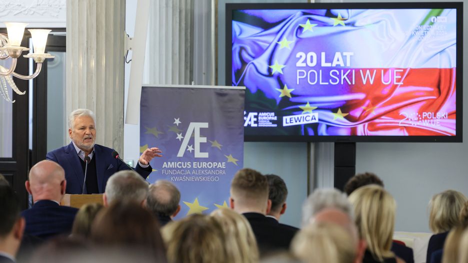Warszawa, 29.04.2024. Były prezydent RP Aleksander Kwaśniewski podczas konferencji ph. "20 lat członkostwa Polski w UE" w sali Kolumnowej Sejmu w Warszawie, 29 bm. (amb) PAP/Paweł Supernak