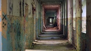 Posowiecki szpital w legnickim Lasku Złotoryjskim to już ruina, aktualne zdjęcia