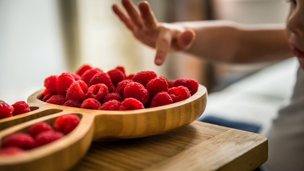 Dzieci uwielbiają maliny m.in. ze względu na ich smak, kolor i konsystencję