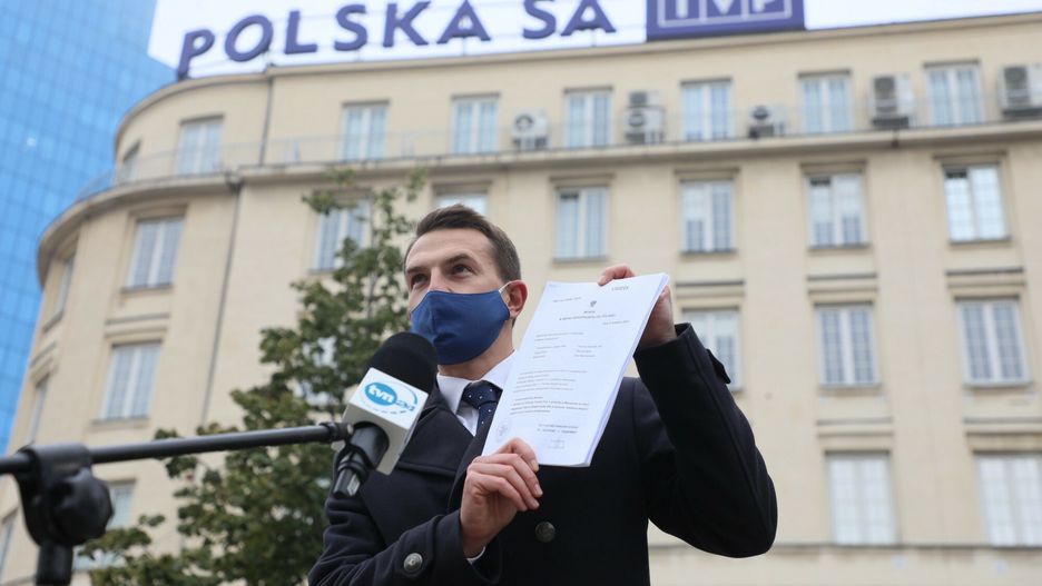 Adam Szłapka przed gmachem TVP po pierwszym orzeczeniu WSA
