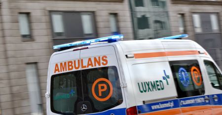 6-latka nagle wjechała pod koła busa. Dziewczynka ma złamanie czaszki