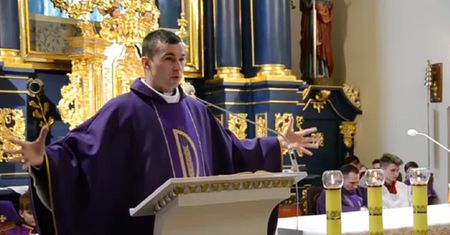 Ksiądz dostał pytanie o cennik w Kościele. Odpowiedzią zaskoczył internautów