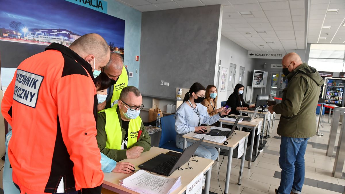 Szczepienia w zakładach pracy na 100 proc. ruszą w maju. Rząd zapewnia
