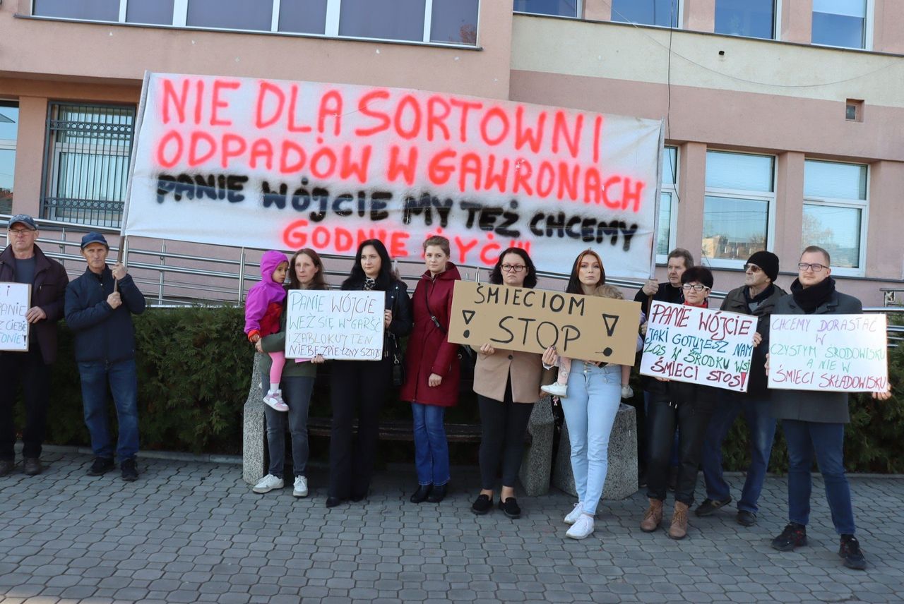 Łęczyca: Protest przed Urzędem Gminy. Mieszkańcy Gawron sprzeciwiają się budowie sortowni
