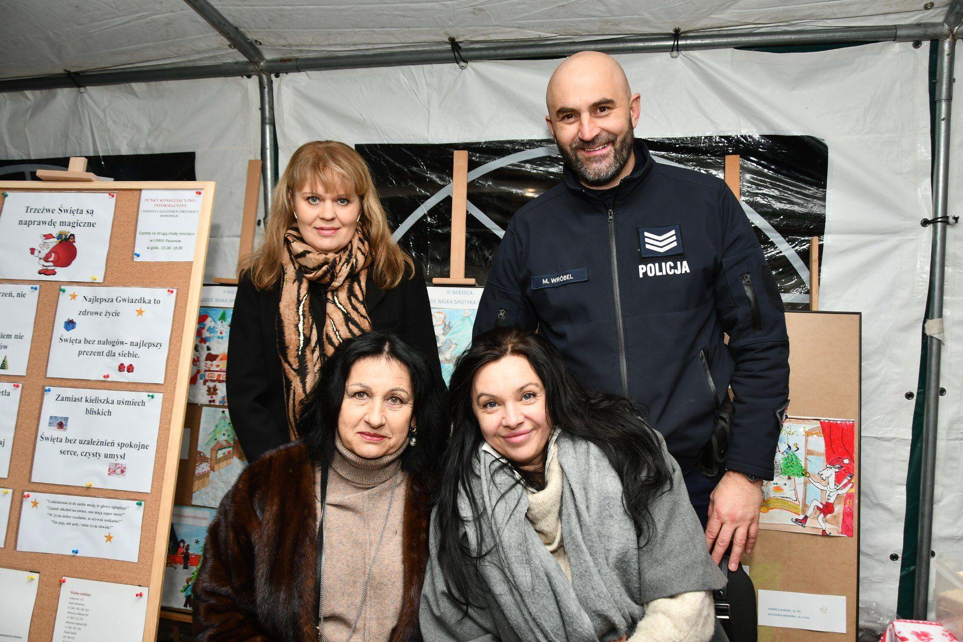 Uczestnicy II Jarmarku Bożonarodzeniowego w Pacanowie. 