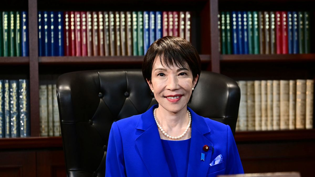 The newly elected leader of Japan's ruling Liberal Democratic Party (LDP) Sanae Takaichi poses in the party leader's office after the LDP leadership election in Tokyo, Japan, 04 October 2025. Takaichi won the leadership of Japan's ruling LDP, putting her on course to become the country's first woman prime minister. EPA/YUICHI YAMAZAKI / POOL Dostawca: PAP/EPA.