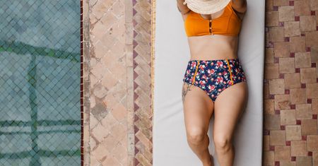 Trikini zdominuje plaże tego lata. To bikini idealnie sprawdzi się po epidemii koronawirusa
