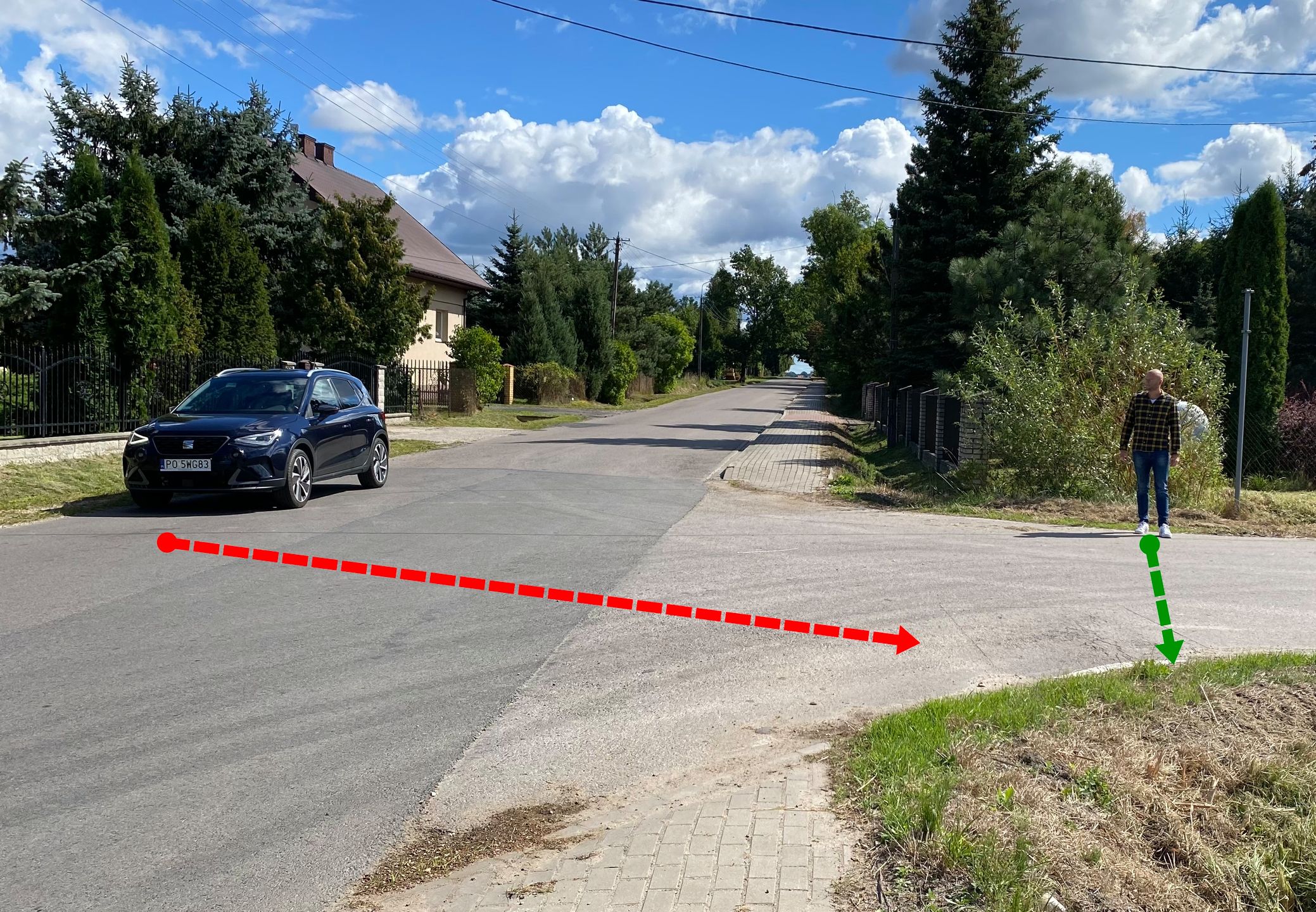 Pojazd skręca w lewo, więc musi przepuścić jadących z naprzeciwka i też ustąpić pieszemu