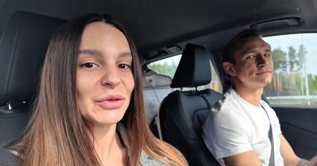 Paulina i Jakub Rzeźniczakowie robią zakupy online podczas... jazdy samochodem. Internauci w szoku: "Skrajna nieodpowiedzialność"