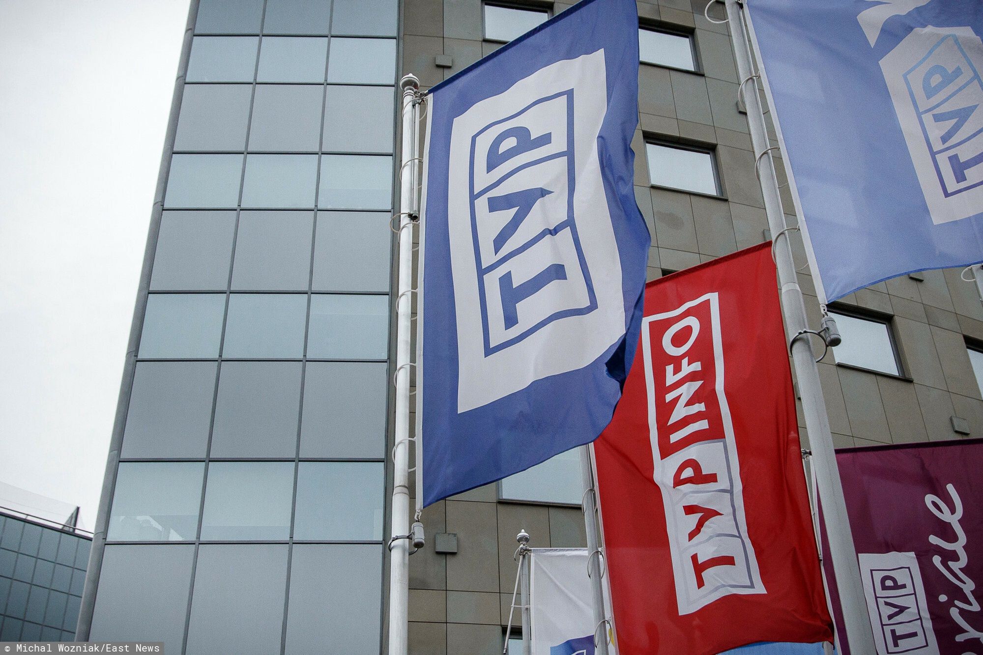 Flagi TVP przed budynkiem Telewizji Polskiej