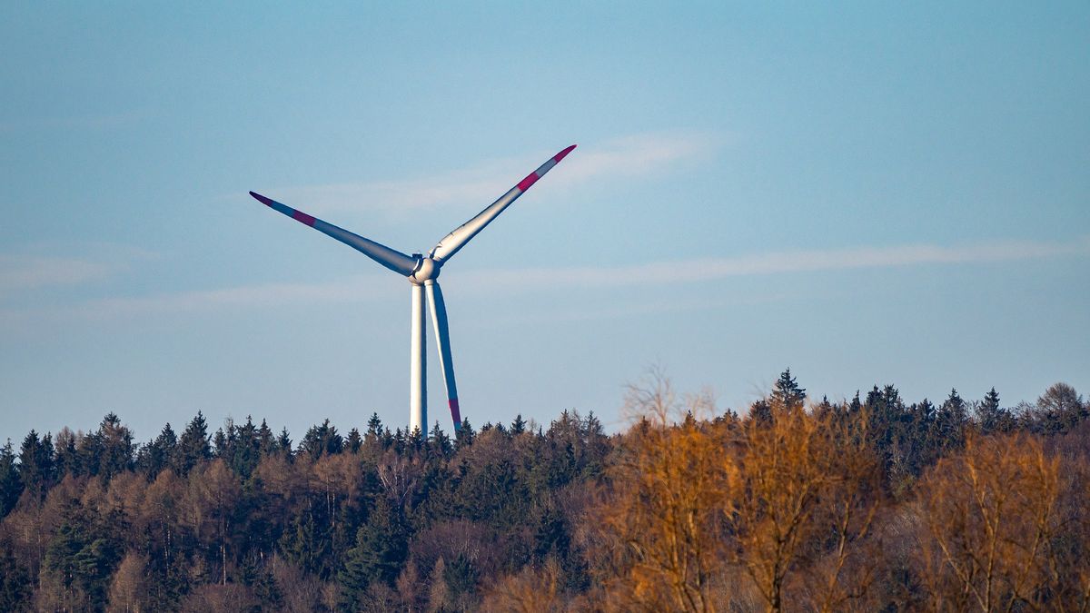 Wiatrak - turbina wiatrowa na horyzoncie. Energetyka wiatrowa się rozwija