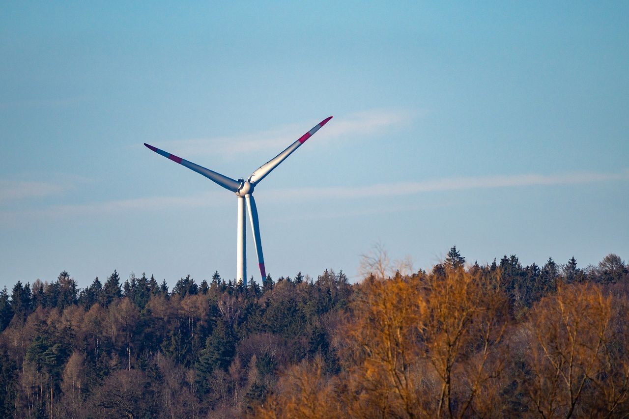 Wiatrak - turbina wiatrowa na horyzoncie. Energetyka wiatrowa się rozwija