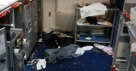 Stewardesa rozbiła butelkę wina na głowie pasażera