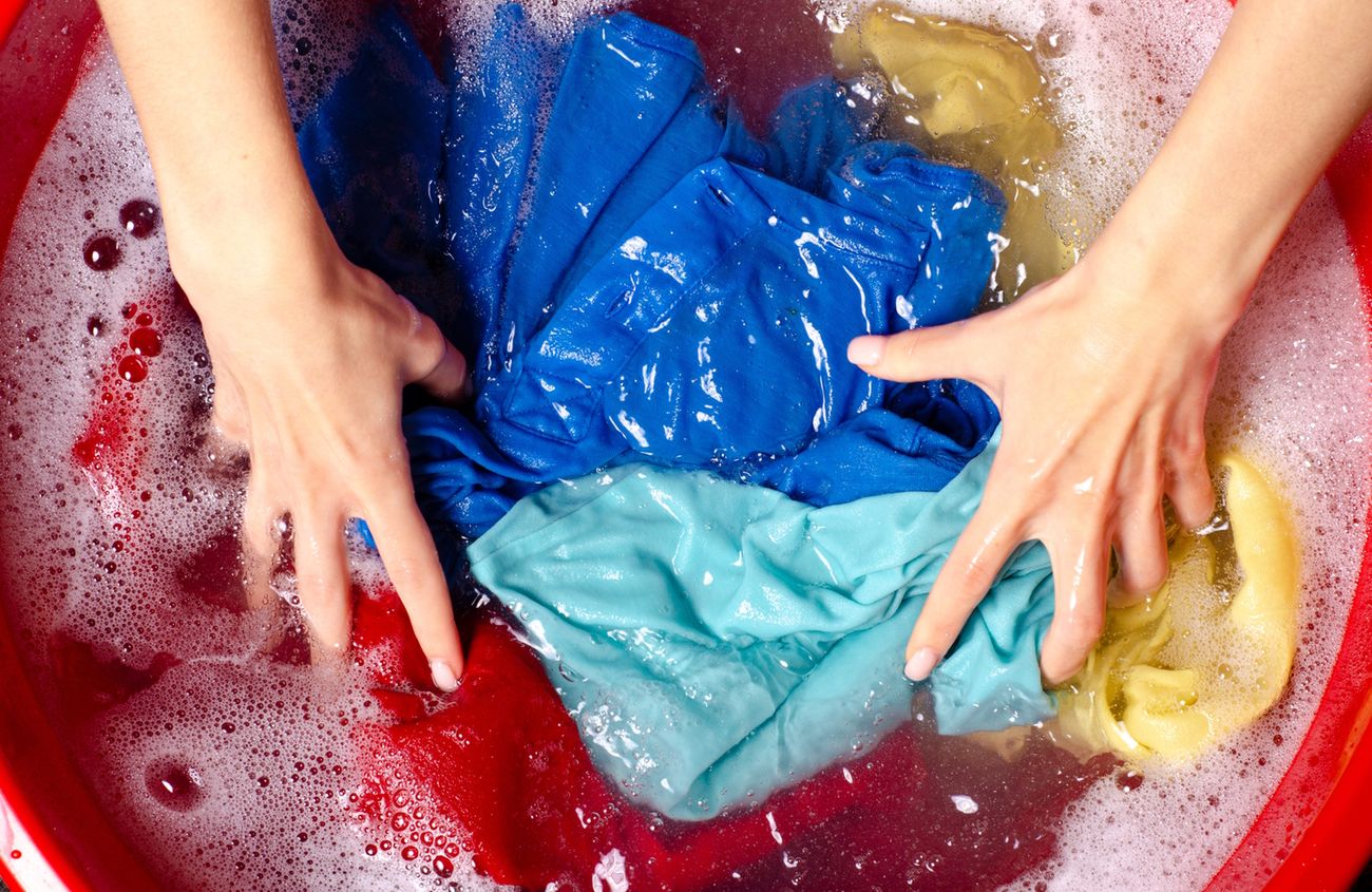 Zawarte w niektórych proszkach do prania substancje mogą podrażniać skórę 