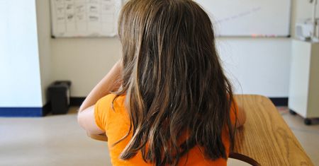 Fobia szkolna - przyczyny, objawy, leczenie. Jak wspierać dziecko?