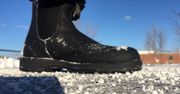 Sól ze śniegiem niszczy obuwie. Oto kilka sposobów na ich ochronę
