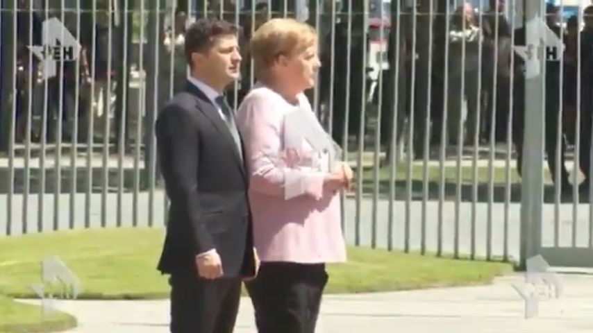 Angela Merkel na spotkaniu z prezydentem Ukrainy cała się trzęsła