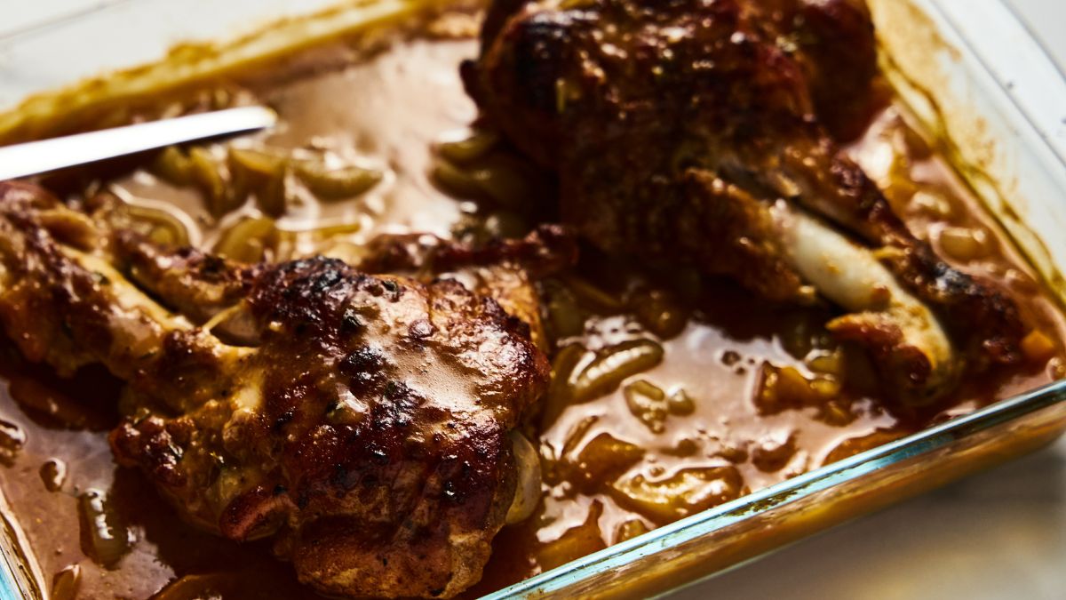 Ten cebulowy sos wspaniale współgra z mięsnymi daniami