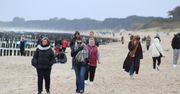 Mielno: Niedzielny spacer po plaży. Sporo spacerowiczów