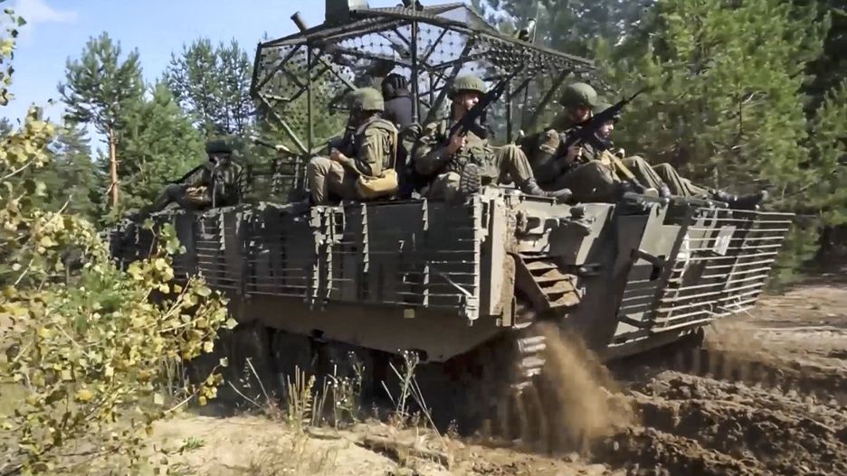 A still image taken from a handout video provided by the Russian Defence Ministry press service on 12 September 2025 shows soldiers riding on an armored vehicle during the Zapad-2025 joint military drills at an undisclosed location in Belarus. The 'Zapad 2025' joint strategic military exercise will be conducted by the Russian and Belarusian armed forces from 12 to 16 September 2025. EPA/RUSSIAN DEFENCE MINISTRY PRESS SERVICE HANDOUT HANDOUT EDITORIAL USE ONLY/NO SALES Dostawca: PAP/EPA.