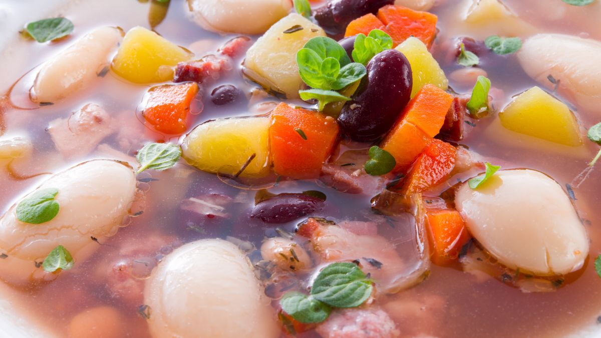 Zupa długowieczności z fasolą i ciecierzycą