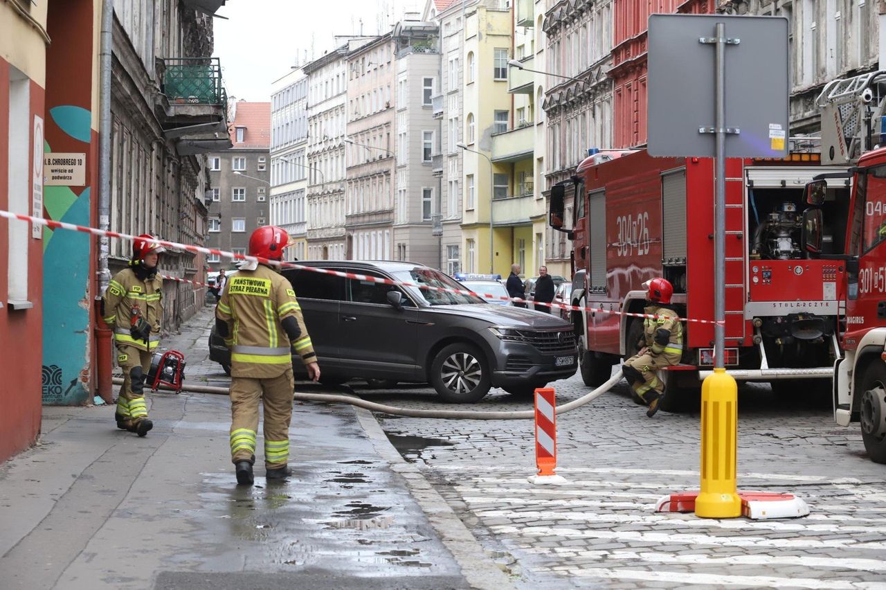 Pożar w kamienicy na Nadodrzu. Spłonęły śmieci w mieszkaniu, jedna osoba w szpitalu