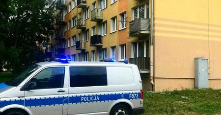 Horror w Pabianicach. 4-letnia dziewczynka na parapecie
