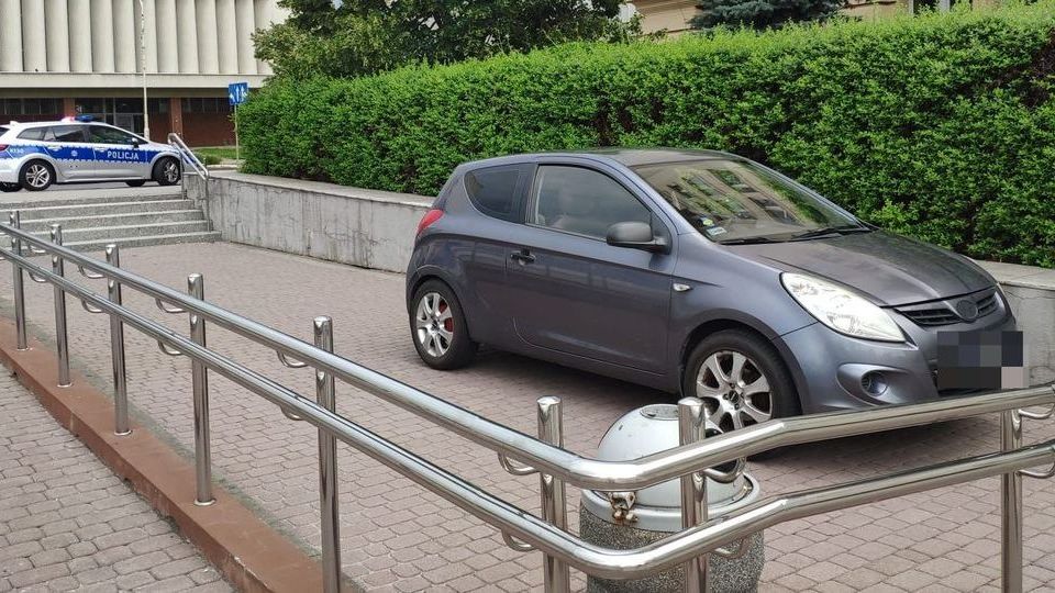Kierowca próbował wjechać na parking