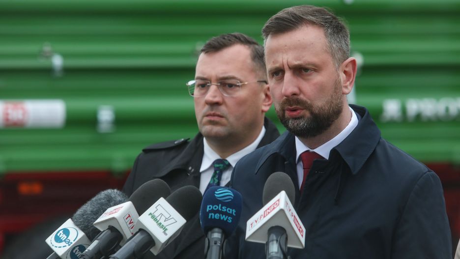 Narew (pow. hajnowski), 03.04.2024. Wicepremier, minister obrony narodowej Władysław Kosiniak-Kamysz (P) i wiceminister rolnictwa i rozwoju wsi Stefan Krajewski (L) na konferencji prasowej przy Zakładzie PRONAR w miejscowości Narew, 3 bm. (ad) PAP/Artur Reszko