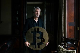 Bitcoin leci w dół, ale miliarder wciąż kupuje. Jego "inwestycja życia" wykazuje już... 1,3 miliarda dolarów straty