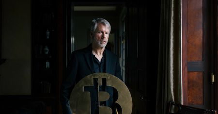 Bitcoin leci w dół, ale miliarder wciąż kupuje. Jego "inwestycja życia" wykazuje już... 1,3 miliarda dolarów straty