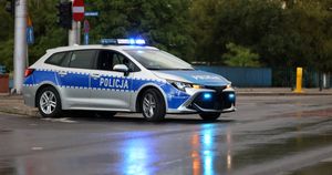 DAREK11
radiowóz, polska, policja, sygnalizator, dach, korek, ruch, drogowy, wieczór, noc, ciemno, mokro, mandat, kara, alarmowo, na sygnale, po deszczu, samochód, niebieskie, pomoc, na ulicy, policjantka, kamizelka, odblaskowa, blokada, ulicy, prewencja, policjant, covid-19, patrol nocny, miasto, regulacja ruchem, drogówka, gliny, czerwone, zdarzenie, stop, aresztowanie
